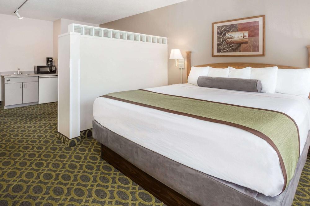 Days Inn & Suites By Wyndham Madison Exteriör bild