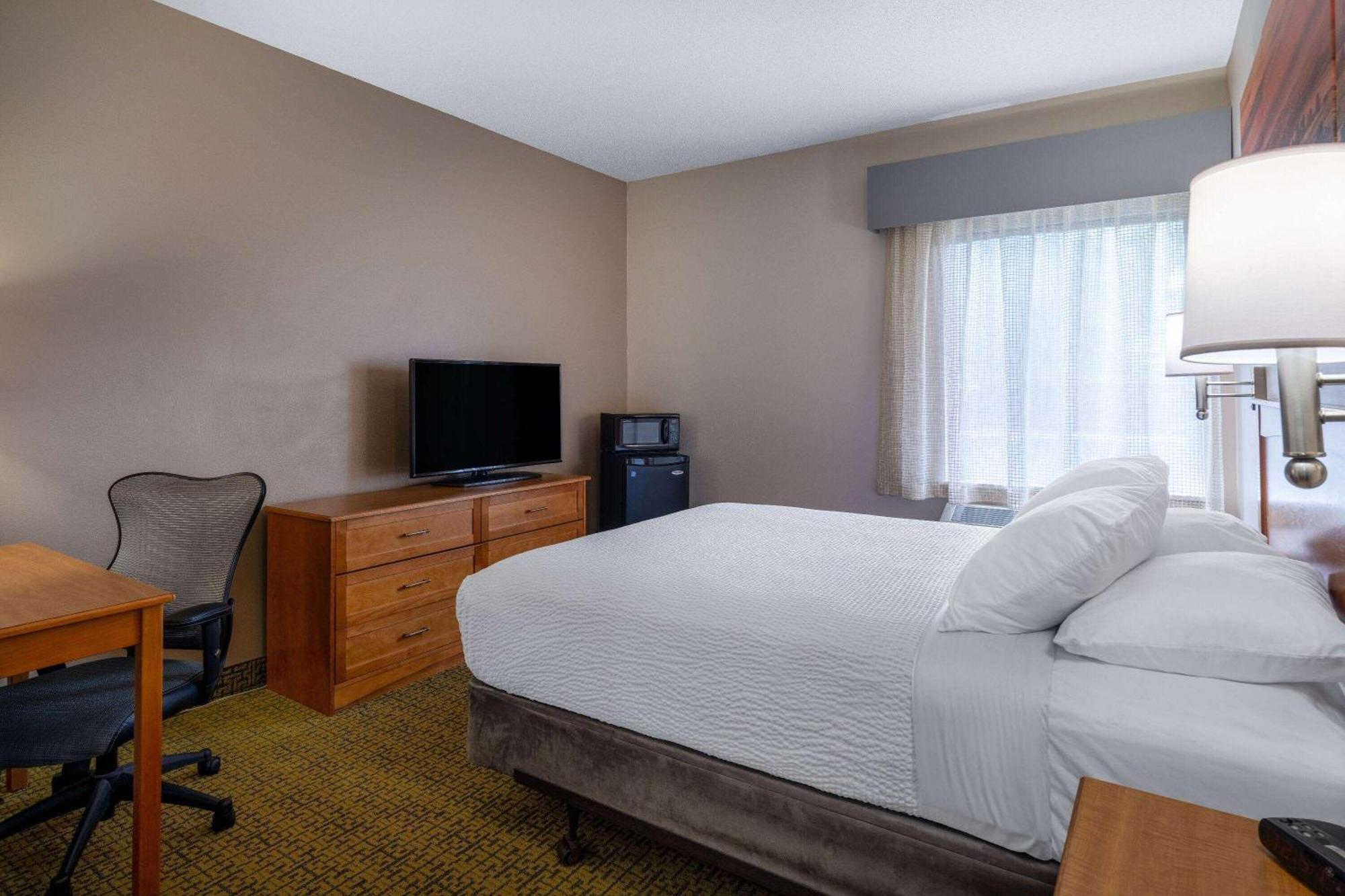 Days Inn & Suites By Wyndham Madison Exteriör bild