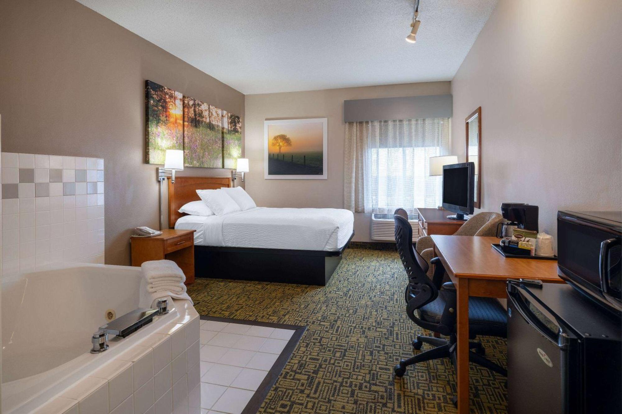 Days Inn & Suites By Wyndham Madison Exteriör bild