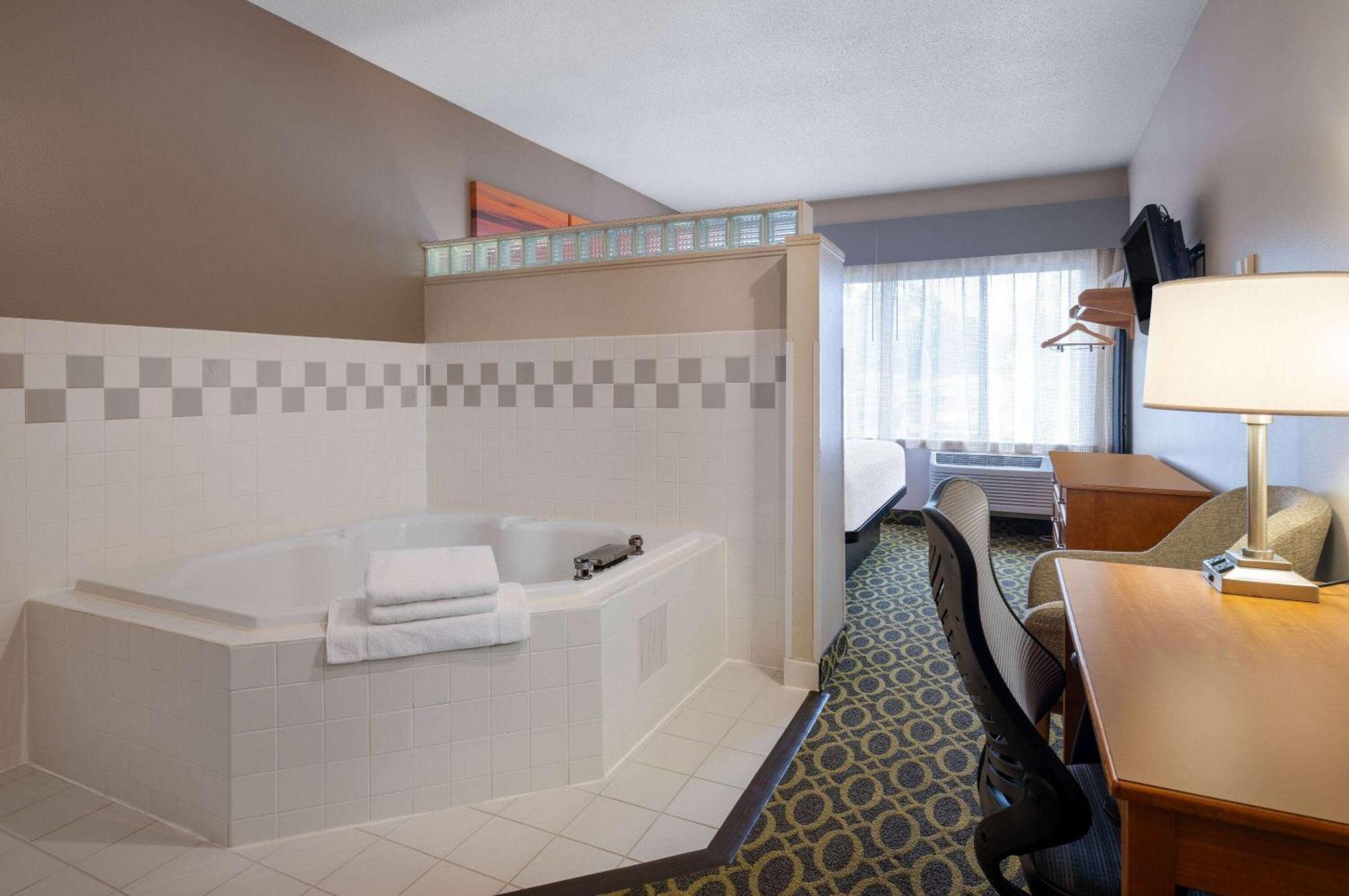 Days Inn & Suites By Wyndham Madison Exteriör bild