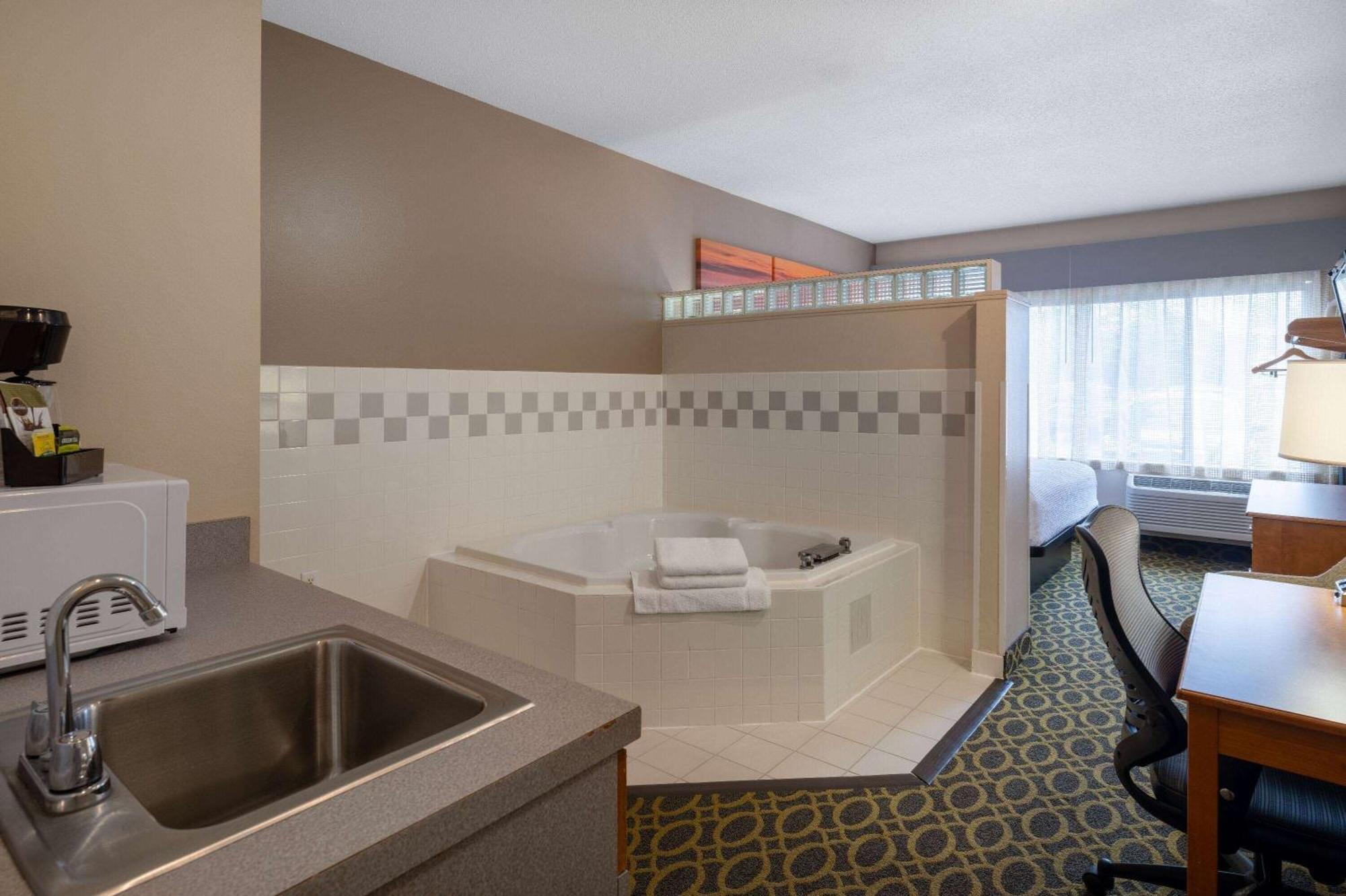Days Inn & Suites By Wyndham Madison Exteriör bild