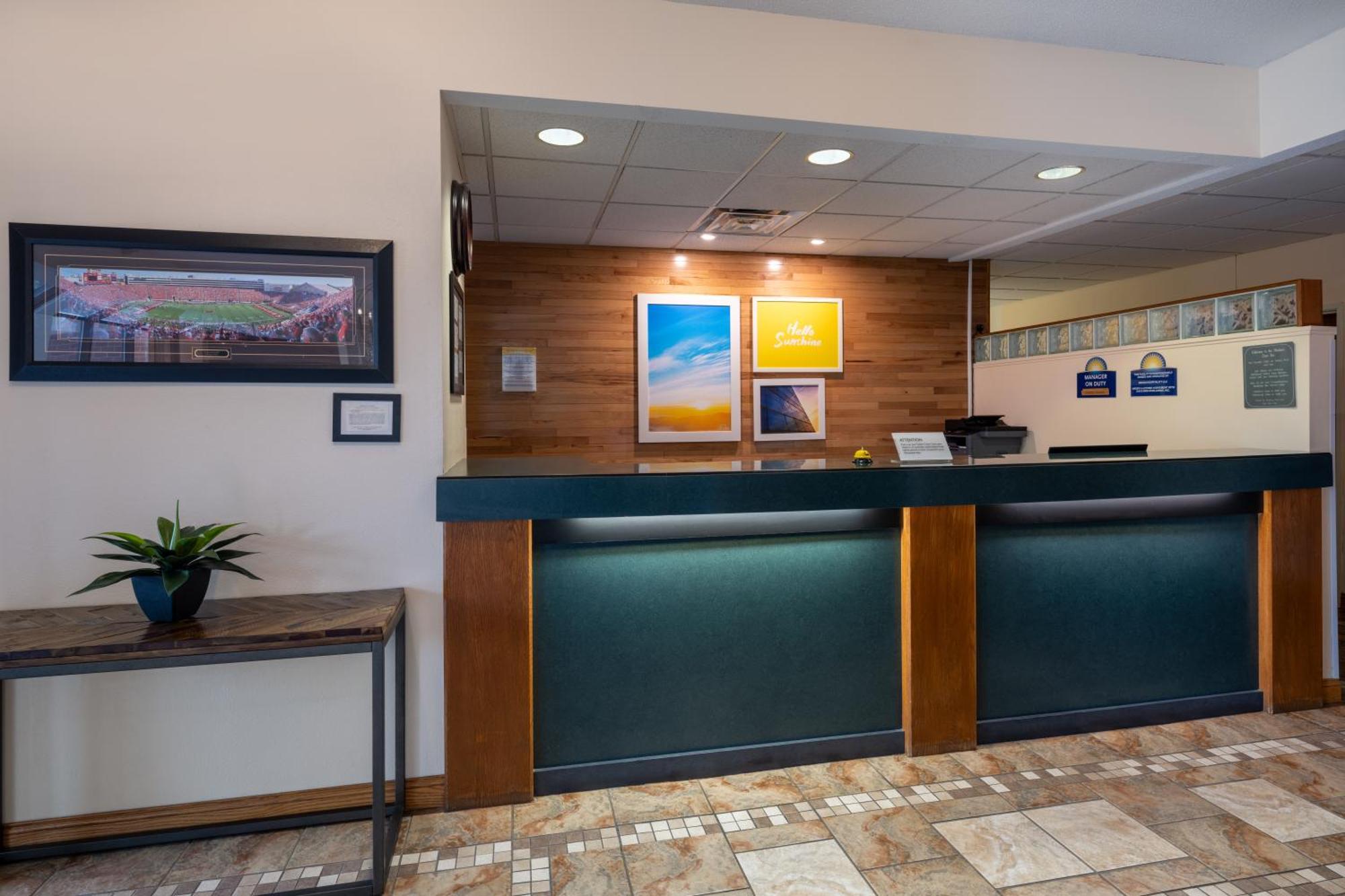 Days Inn & Suites By Wyndham Madison Exteriör bild