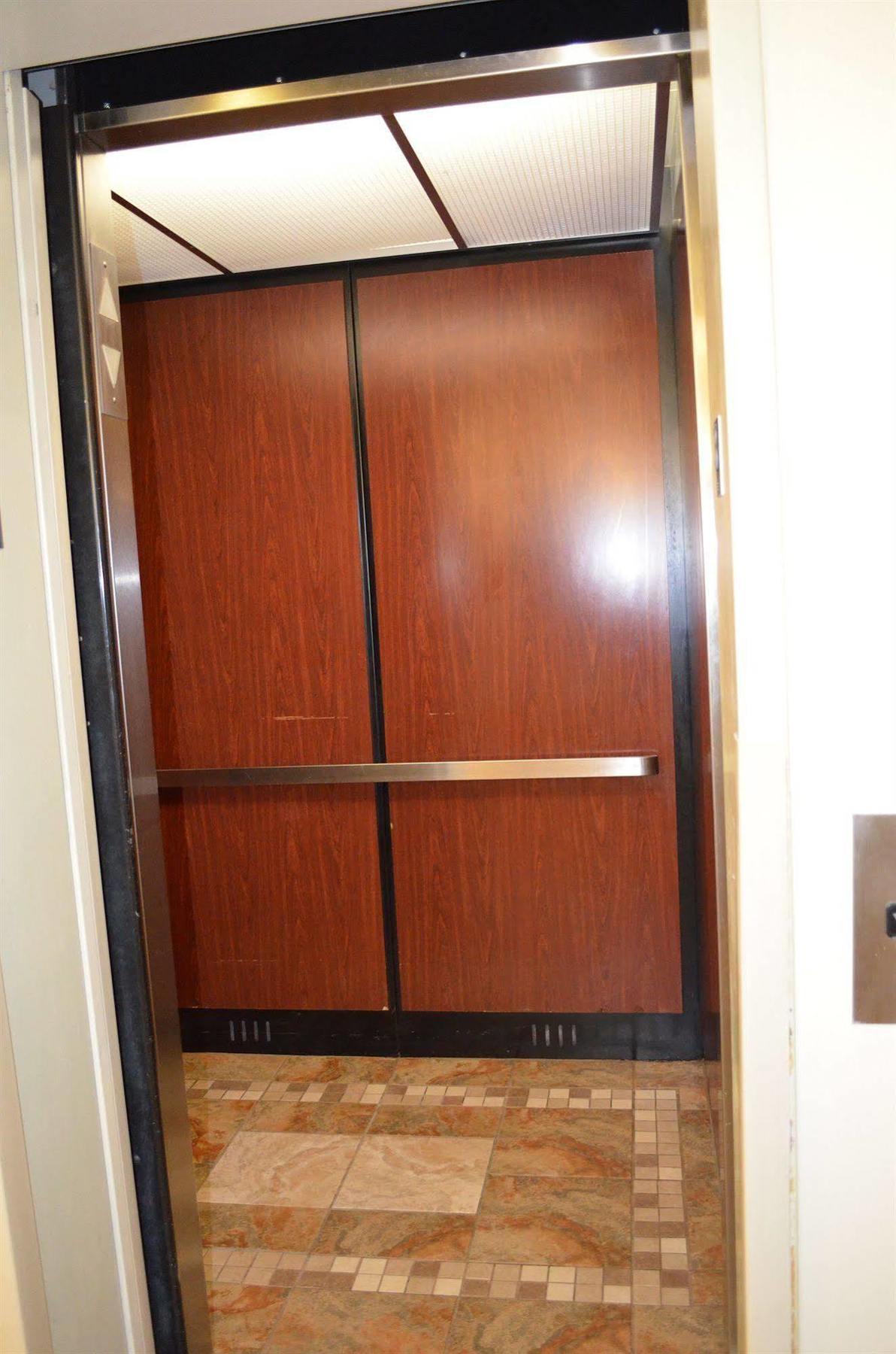 Days Inn & Suites By Wyndham Madison Exteriör bild